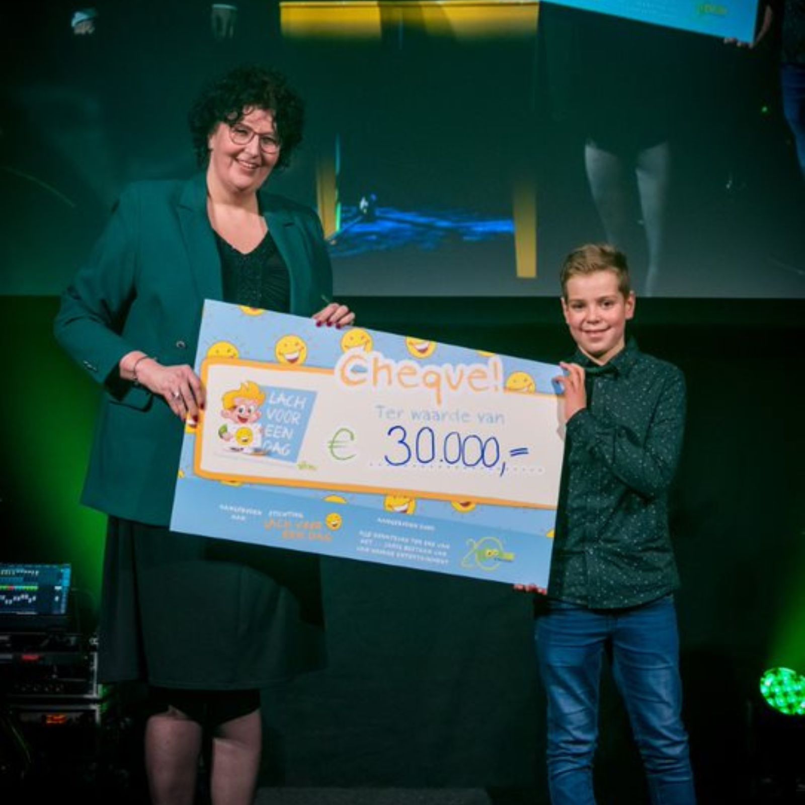 20 jaar Van Hoorne Entertainment - cheque voor stichting lach voor een dag