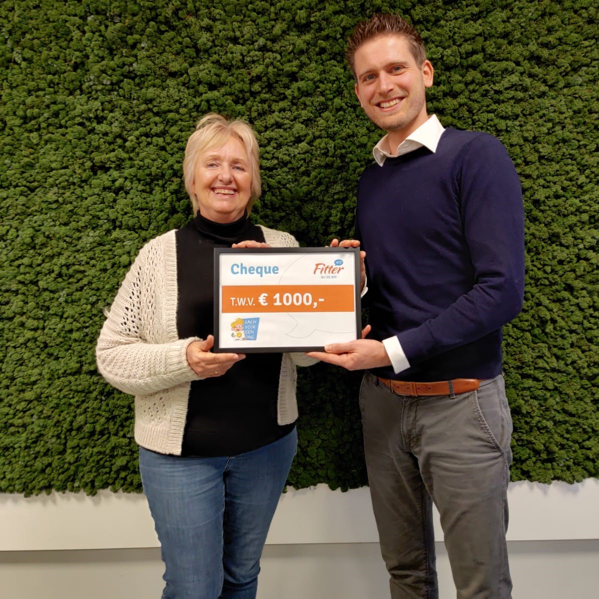 Fitter bij de Wit schenkt cheque aan lach voor een Dag