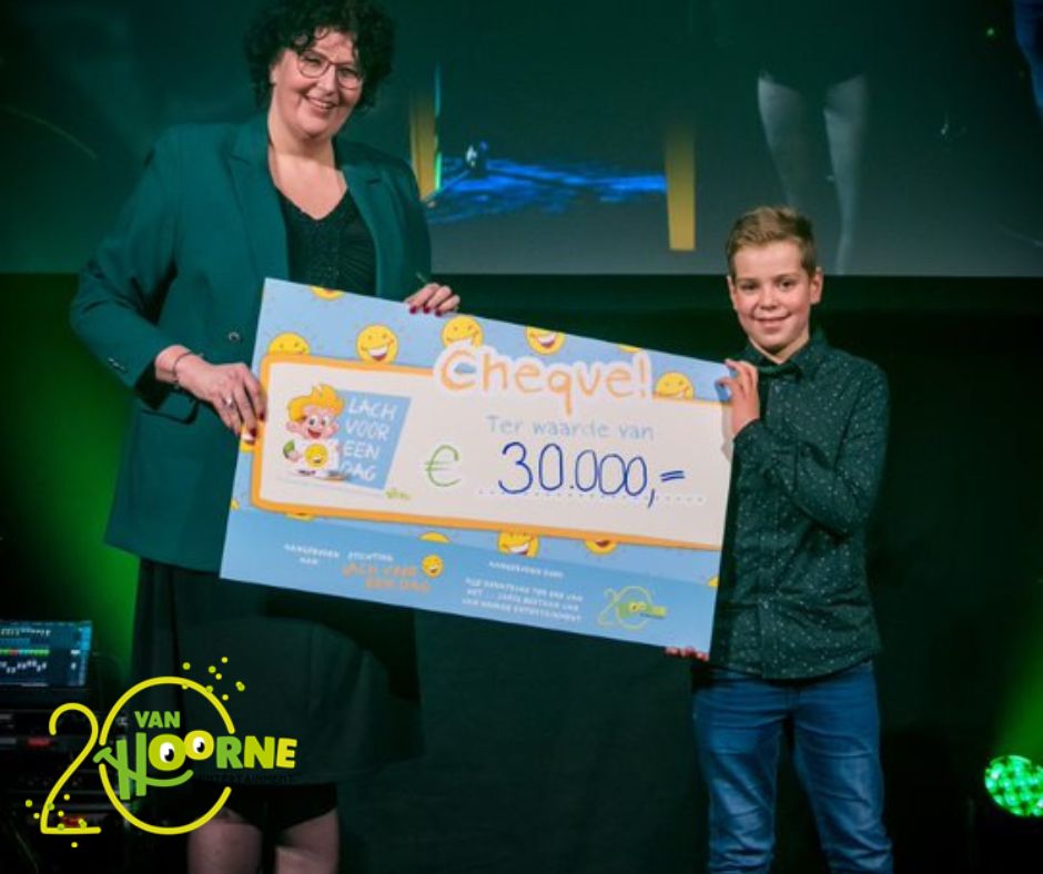 Cheque uitreiking Sandra en Rik 20 jaar Van Hoor Entertainment