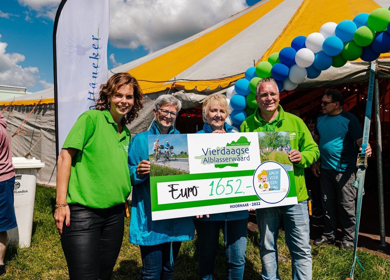 Mariëlle en Kees overhandigen cheque